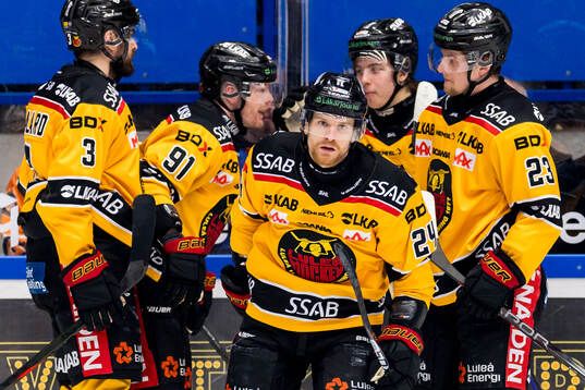 Luleås Brendan Shinnimin jublar med lagkamrater
