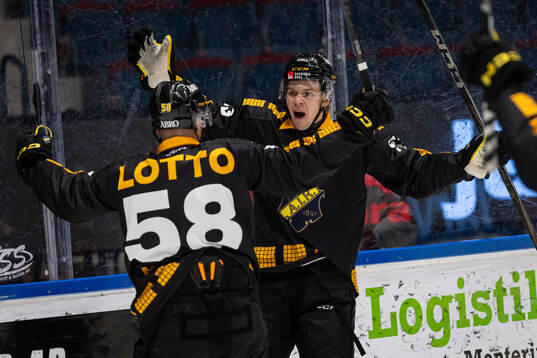 AIKs Albert Sjöberg jubilar med Oskar Magnusson