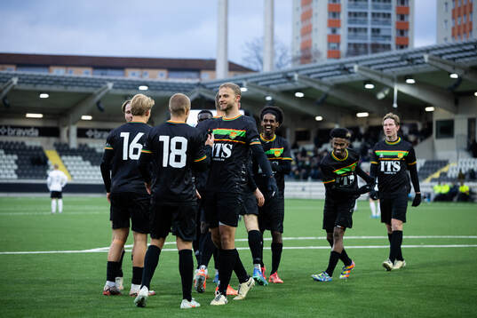 GAIS Kevin Holmén jublar med lagkamrater