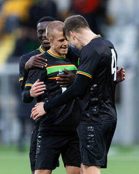 GAIS Kevin Holmén jublar ihop med Ibrahim Yalatif Diabate