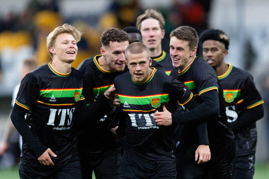 GAIS Kevin Holmén jublar med lagkamrater
