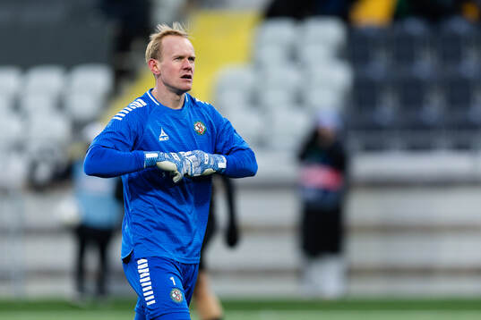 Örebros målvakt Malte Påhlsson deppar och lämnar planen
