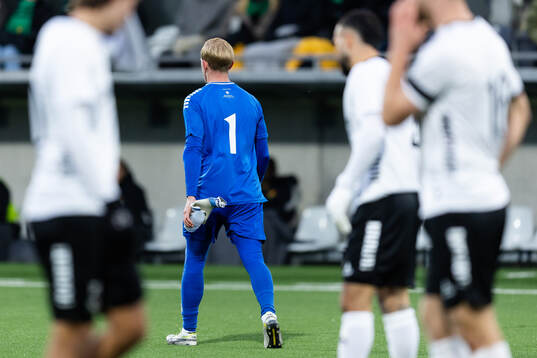 Örebros målvakt Malte Påhlsson deppar och lämnar planen