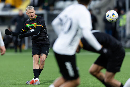 GAIS Jonas Lindberg skjuter en frispark