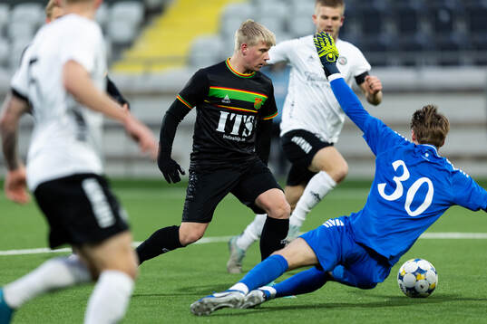 GAIS Robert Frosti Þorkelsson och Örebros målvakt Buster