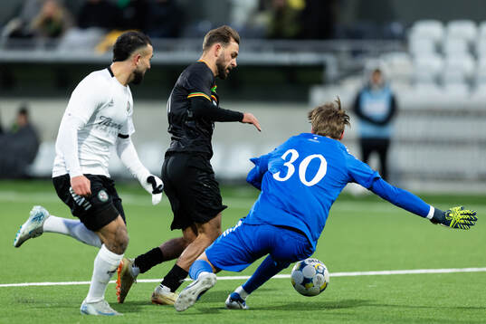 GAIS Edvin Becirovic och Örebros målvakt Buster Runheim