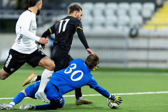 GAIS Edvin Becirovic och Örebros målvakt Buster Runheim i