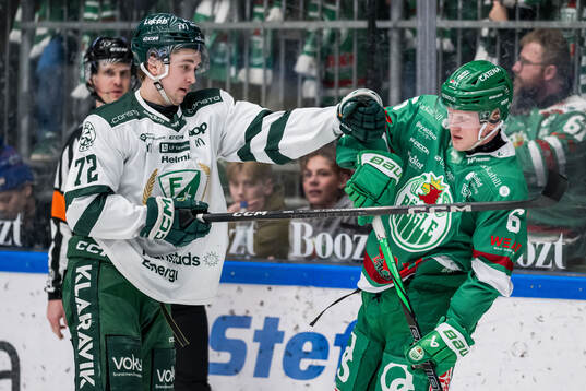 Färjestads Per Åslund och Rögles Marwin Jarbsjö