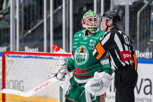 Rögles målvakt Arvid Holm och Domare