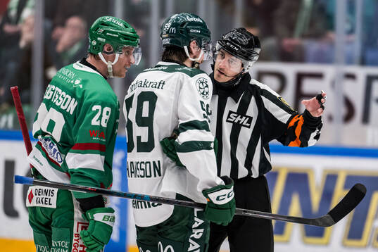Rögles Anton Bengtsson och Färjestads Linus Johansson i