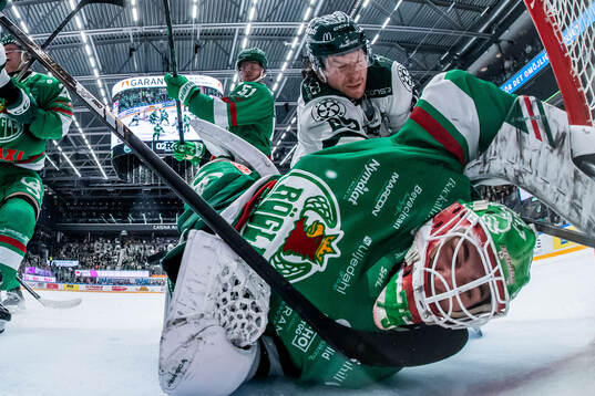 Färjestads Oskar Steen och Rögles målvakt Arvid Holm