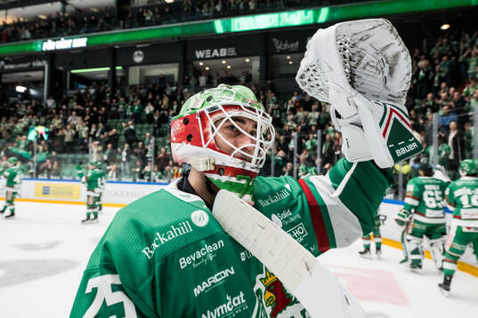 Rögles målvakt Arvid Holm jublar