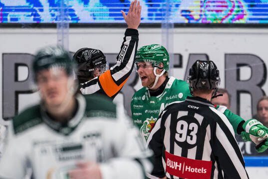 Rögles Ludvig Claesson I diskussion med domarenunder