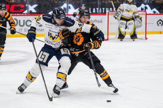 HV71s Joona Luoto och Skellefteås Jonathan Davidsson