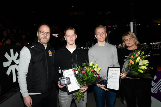 Årets J-20 spelare Leo Sundqvist och J-18 spelare Max