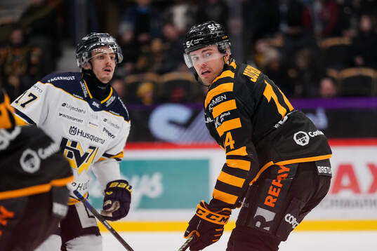 HV71s Isac Brännström och Skellefteås Andreas Johnson