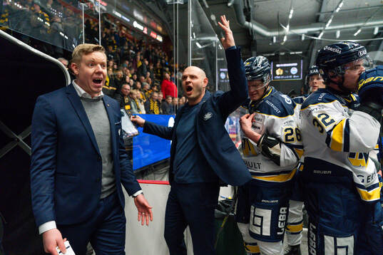 HV71s tränare Anton Blomqvist och Kris Beech