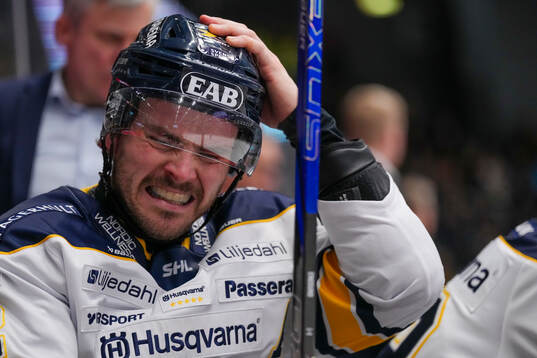 HV71s Oscar Engsund deppar