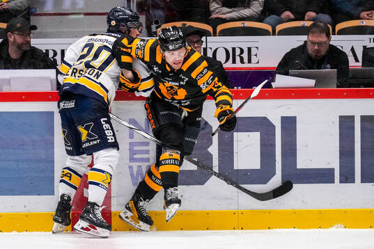 HV71s Andre Petersson och Skellefteås Andreas Johnson