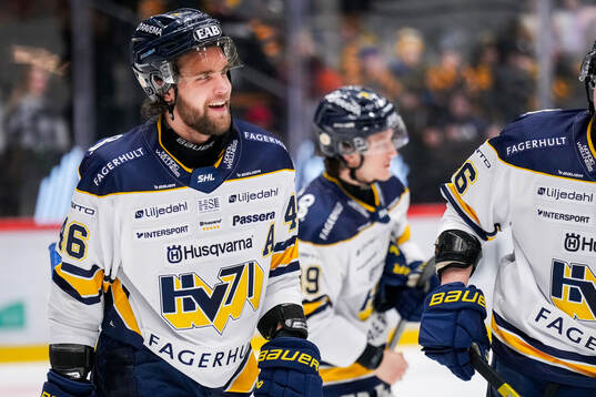 HV71s Joona Luoto jublar