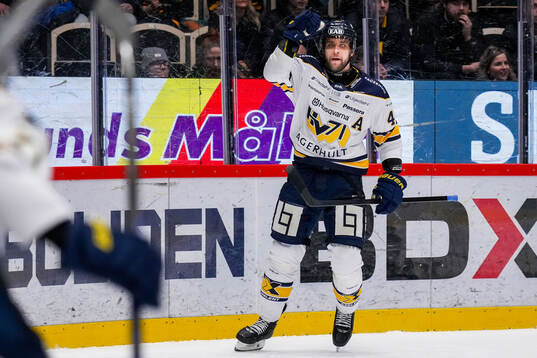 HV71s Joona Luoto jublar