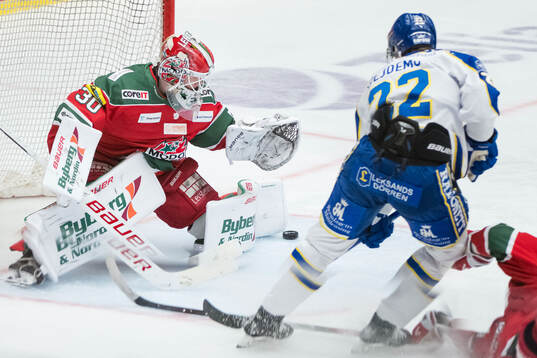 Leksands Lukas Vejdemo och Modos målvakt Lassi Lehtinen