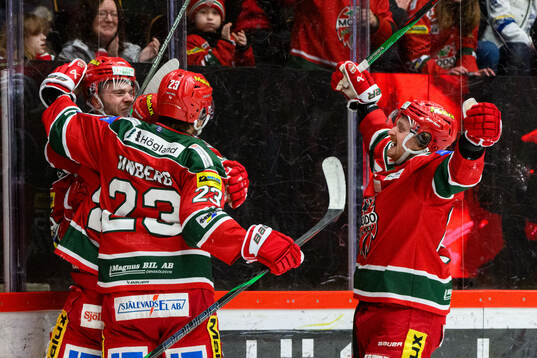 Modos Sam Vigneault jublar med lagkamrater