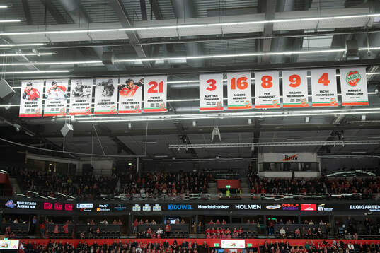Pensionerade tröjor i taket innan ishockeymatchen i SHL