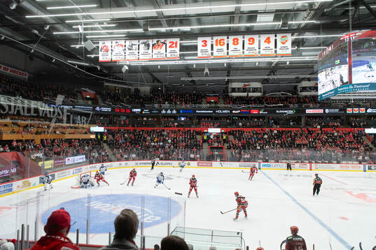 Pensionerade tröjor i taket innan ishockeymatchen i SHL
