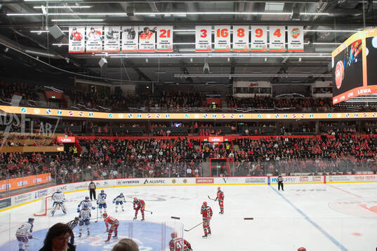 Pensionerade tröjor i taket innan ishockeymatchen i SHL