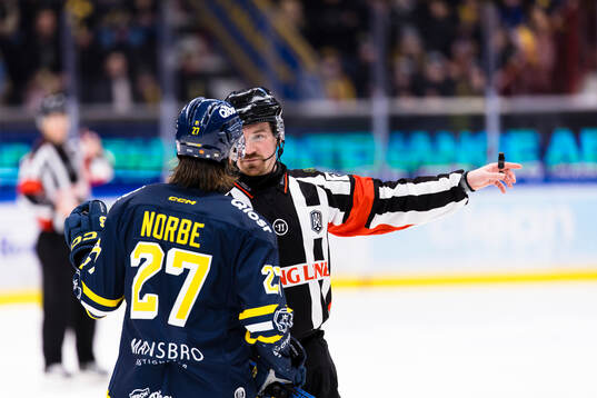 Södertäljes Daniel Norbe diskuterar med domare Filip