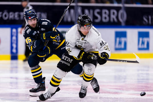AIKs Oskar Magnusson jagas av Södertäljes Sebastian Dyk