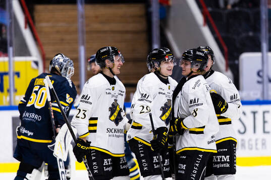 a vänster) gör 1-3 och gratuleras av lagkamrater