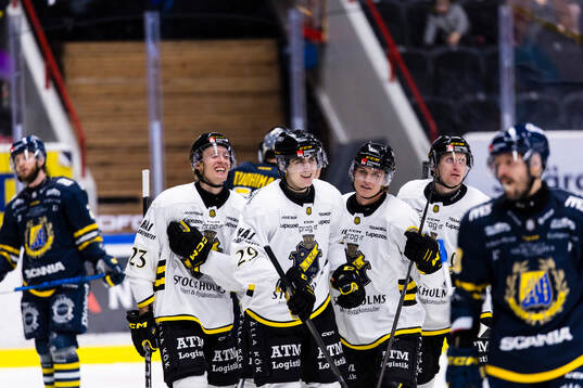 a vänster) gör 1-3 och gratuleras av lagkamrater