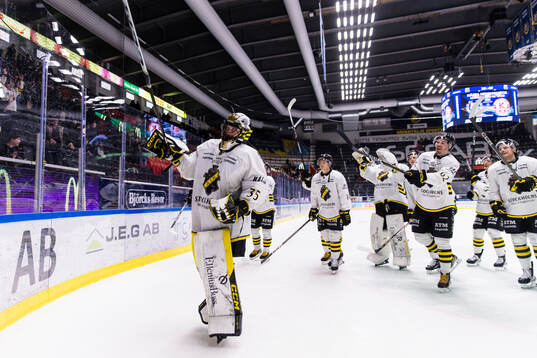 AIKs spelare med målvakt Jonathan Stålberg (närmast i