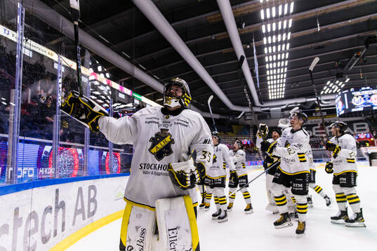 AIKs spelare med målvakt Jonathan Stålberg (närmast i