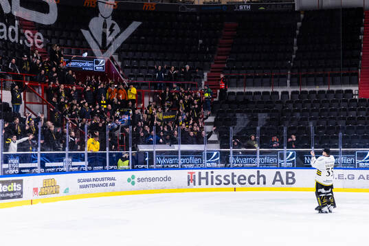 AIKs målvakt Jonathan Stålberg tackar de tillresta AIK