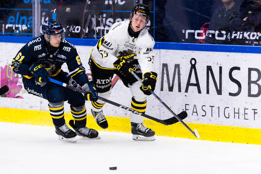 Södertäljes Miikka Pitkänen i kamp om pucken med AIKs