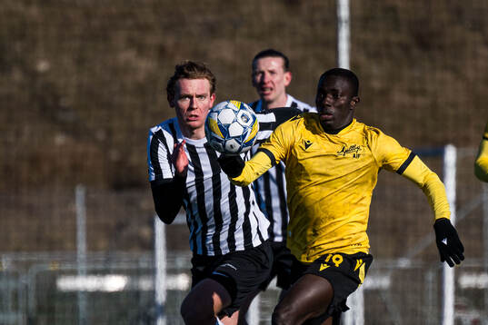 Landskronas Melker Jonsson och Mjällbys Abdoulie Manneh