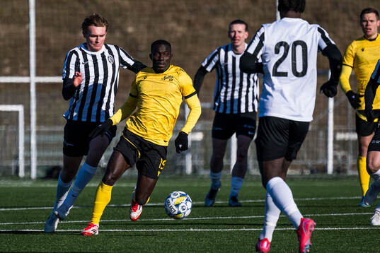 Landskronas Melker Jonsson och Mjällbys Abdoulie Manneh