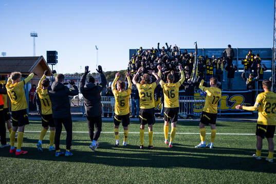 Mjällbys spelare jublar