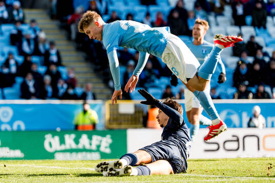 Malmö FFs Hugo Bolin och Utsiktens Kevin Rodeblad Lowe
