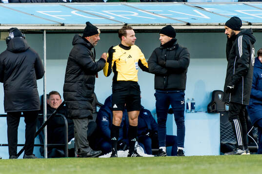 Domare Kristoffer Karlsson och Malmö FFs tränare Henrik