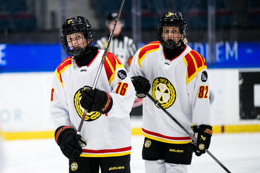 Brynäs Maude Poulin-Labelle och Annie Silén deppar