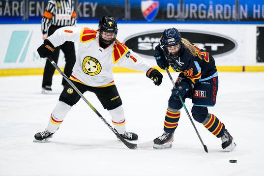 Brynäs Oona Koukkula och Djurgårdens Alva Hellqvist