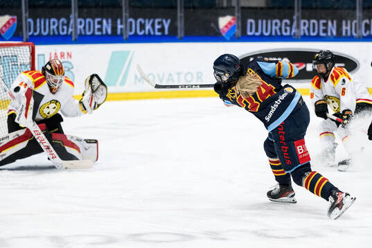 Djurgårdens Tereza Pistekova och Brynäs målvakt Emmy