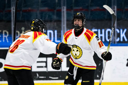 Brynäs Stina Sandberg och Jenny Antonsson jublar