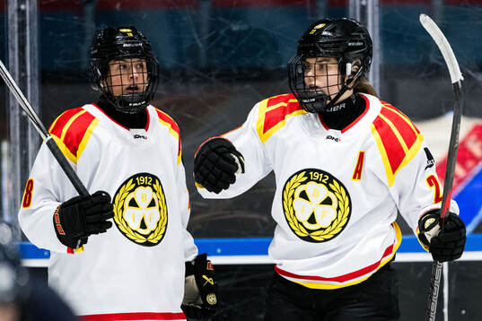 Brynäs Hanna Thuvik och Jenniina Nylund jublar