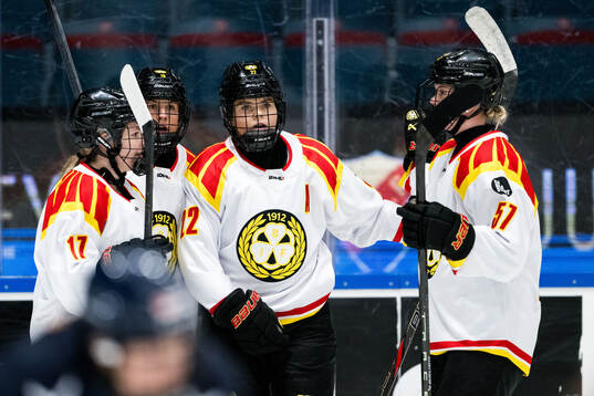 Brynäs Hanna Thuvik och Maja Ålenius jublar