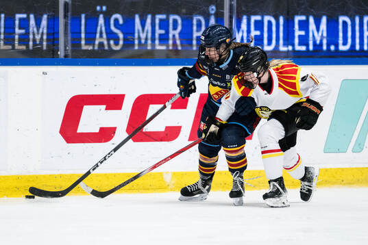 Djurgårdens Sara Säkkinen och Brynäs Anna Brenkle